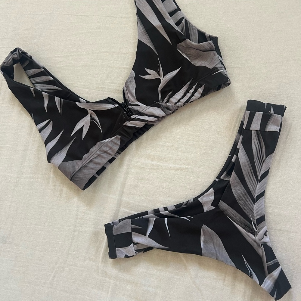 Stylish Black and Gray Leaf Print Bikini Top